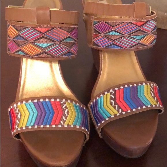 Cynthia Vincent Wedges - Picture 2 of 5